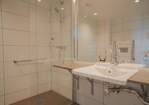 Family Room image 7