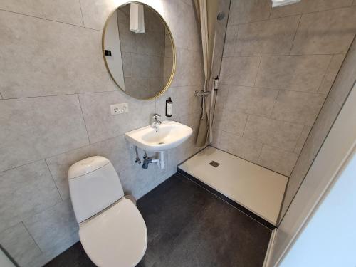 Bathroom, Hotel Studlagil in Egilsstadir