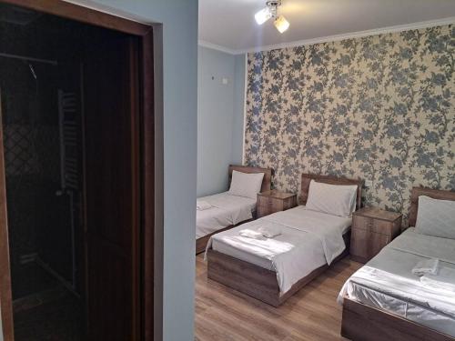3 twin beds