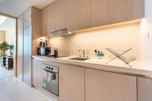 Steps from Nakheel Mall and Monorail Station, Near Beach Clubs ,15 Mins to Downtown and Marina, The Palm Tower, Palm Jumeirah by Deluxe Holiday Homes, Dubai (foto 4)