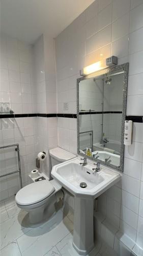 Best Western Andover Hotel - 화장실