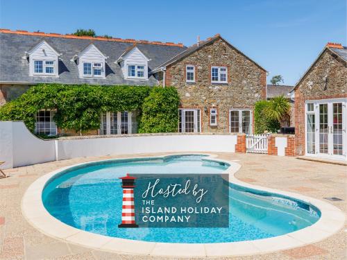 Charming Manor Pool House with Heated Pool, Tennis Court & Gardens - Isle of Wight Rural Countryside