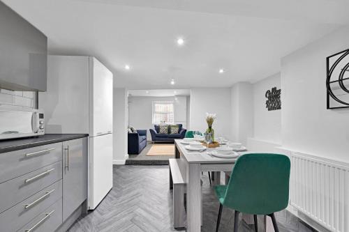 virtuve, Kemble House - Spacious 5 Bedroom - Sleeps 10 in Whiston (Knowsley)