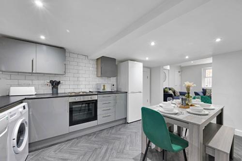 virtuve, Kemble House - Spacious 5 Bedroom - Sleeps 10 in Whiston (Knowsley)