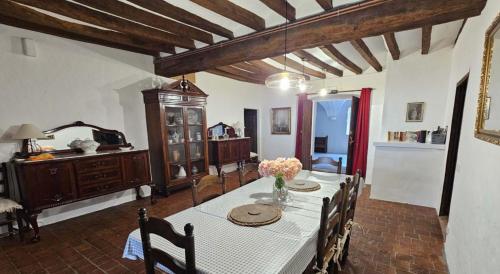 Mas Puig De Baix with private Pool and gardens in Sant Cristofol de les Fonts