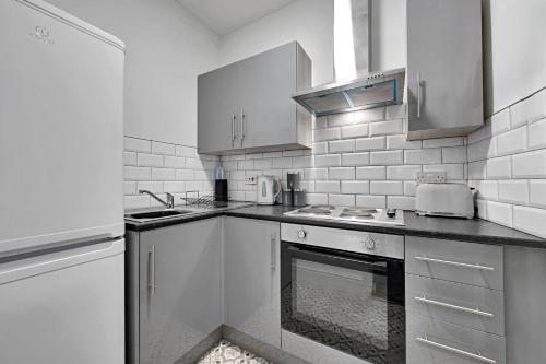 virtuve, Kemble House - Spacious 5 Bedroom - Sleeps 10 in Whiston (Knowsley)