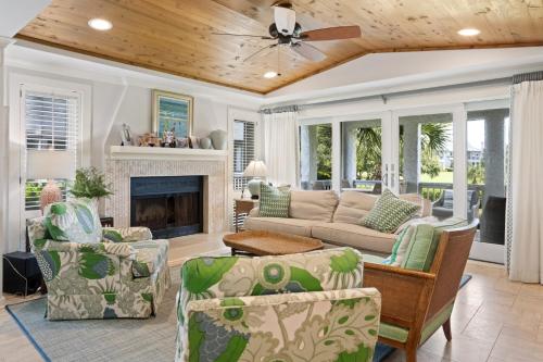 Memories Await, A Beautiful, Ocean View Villa featuring a wet bar, flat screens and wifi, villa in Georgetown, USA