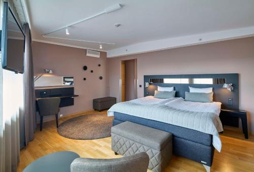 2 twin beds, 1 sofa bed
