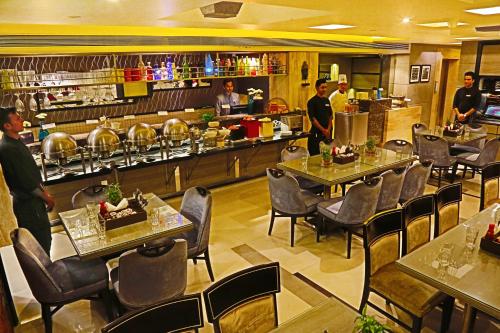 Toit ja joogid, The Oriental Residency Hotel in Khar