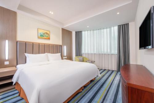 Standard King Room image 3