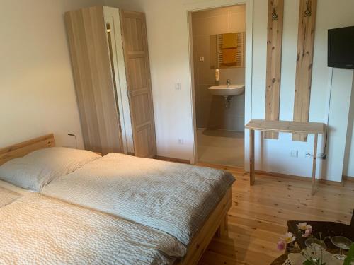 1 queen bed
