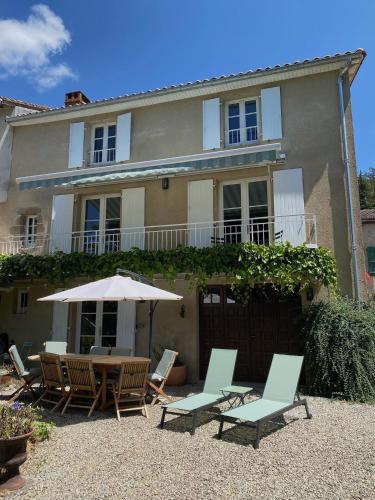 Le Caprice garden, river and chateau gîte à louer Saint-Germain-de-Confolens