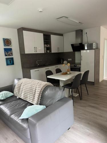 Helle Ferienwohnung Waldblick mit Balkon und Garten in Hatten, Deutschland