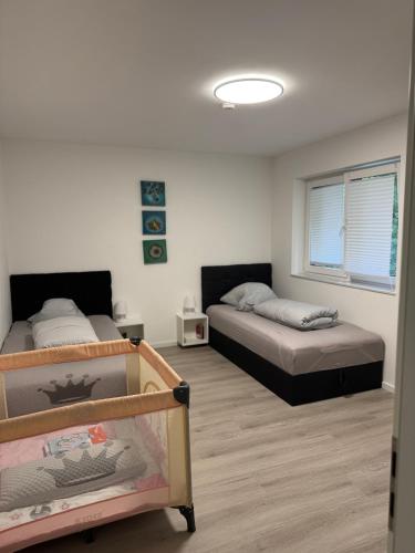 Helle Ferienwohnung Waldblick mit Balkon und Garten in Hatten, Deutschland