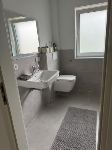 Helle Ferienwohnung Waldblick mit Balkon und Garten in Hatten, Deutschland
