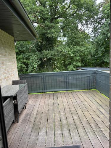 Helle Ferienwohnung Waldblick mit Balkon und Garten in Hatten, Deutschland