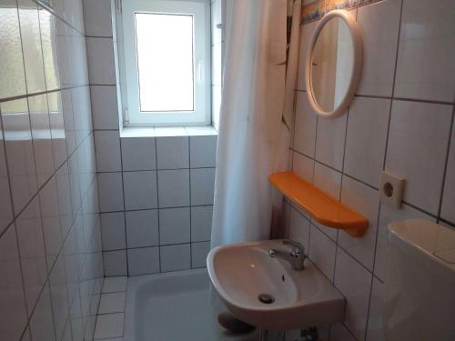 One-Bedroom Apartment with Shower image 1