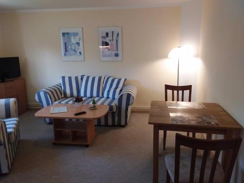 One-Bedroom Apartment with Shower image 4