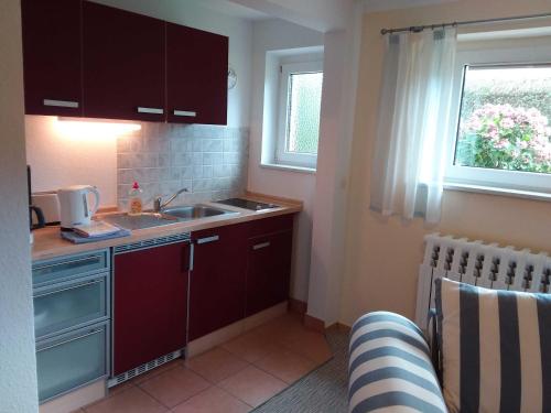 One-Bedroom Apartment with Shower image 3
