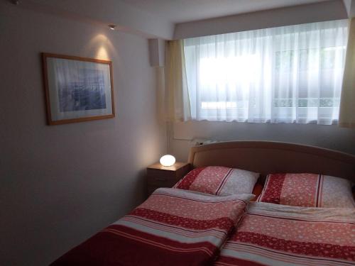 One-Bedroom Apartment with Shower image 2