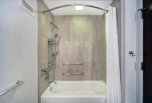 Embassy Suites Charleston - image 11