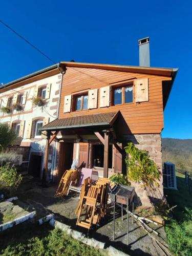 Maison pittoresque à Sainte-Croix-aux-Mines, vue sur la montagne (Maison pittoresque a Sainte-Croix-aux-Mines, vue sur la montagne) in Sainte-Croix-aux-Mines