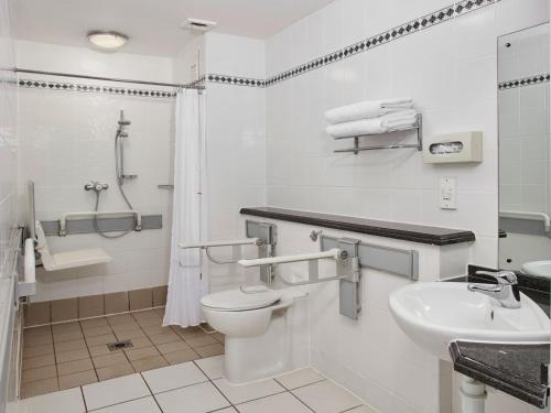 Bathroom, Leonardo Hotel East Midlands Airport near East Midlands Airport