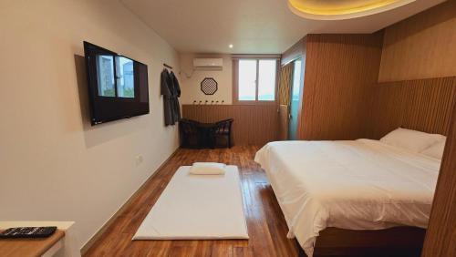 1 queen bed, 1 futon bed
