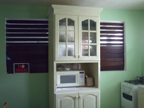 Tropical Apartment with private patio, Walk to Beaches, Shops and Cafes in ספייסטאון