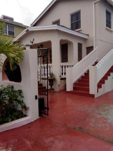 Tropical Apartment with private patio, Walk to Beaches, Shops and Cafes in ספייסטאון