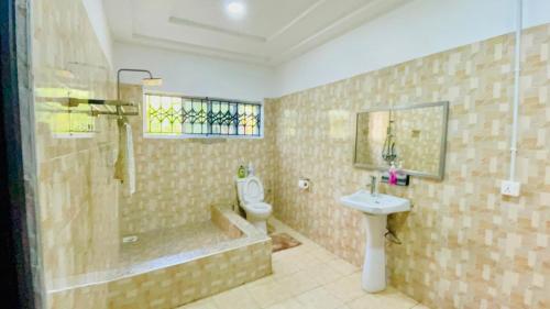 Privacy & Comfort Your Home Away From Home- 2 Bedroom House Free WiFi close to Santasi-Kumasi, Кумаси (фото 8)
