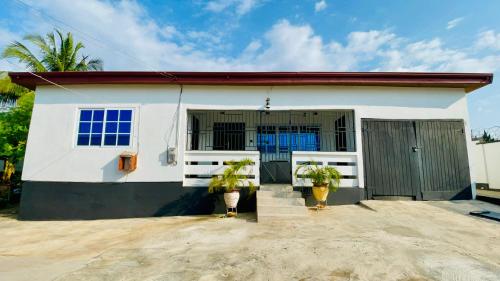 Privacy & Comfort Your Home Away From Home- 2 Bedroom House Free WiFi close to Santasi-Kumasi, Кумаси (фото 10)