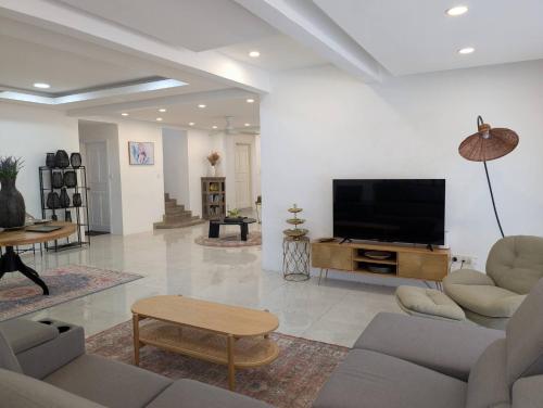 Luxury Tropical Bungalow in Damansara Golden Core - image 4