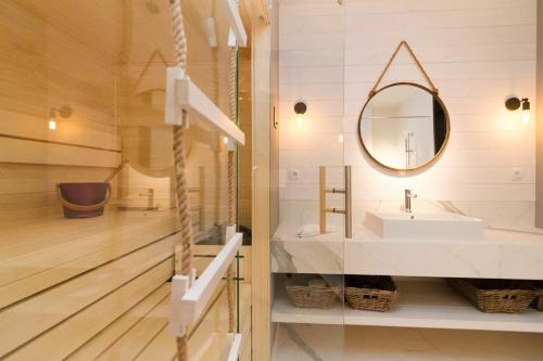 One-Bedroom Apartment with Balcony image 5