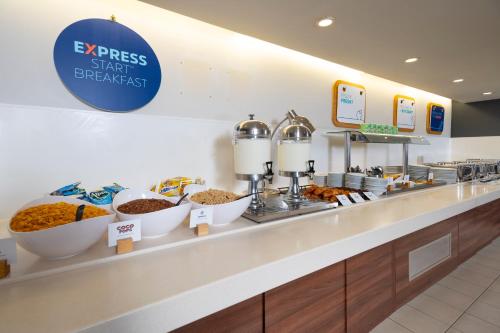 อาหารและเครื่องดื่ม, ฮอลิเดย์ อินน์ เอ็กซ์เพรส เอ็กซีเตอร์ อีสต์ บาย ไอเอชจี (Holiday Inn Express Exeter East By IHG) in เอ็กเซเตอร์