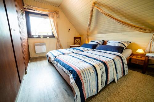2 bedrooms, 3 beds
