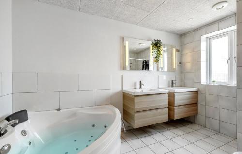Bathroom, 8 Bedroom Nice Home In Rømø in Bolilmark