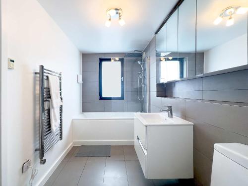 Beautiful London Townhouse - 5 mins from Queens Road Station, Londres (foto 9)