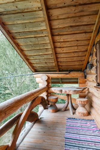 La Conacul Dintre Munți (La Conacul Dintre Munti) in Frasin