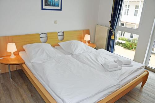 1 queen bed, 1 sofa bed