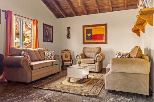 Home in Roatan in Parrot Tree