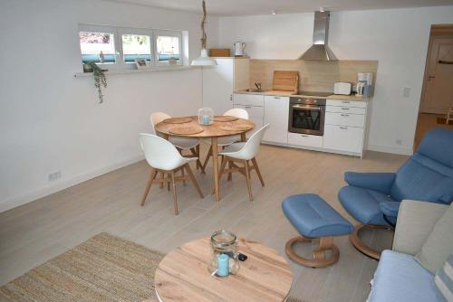 Fischerhus Ferienwohnung Deck 1 - image 5