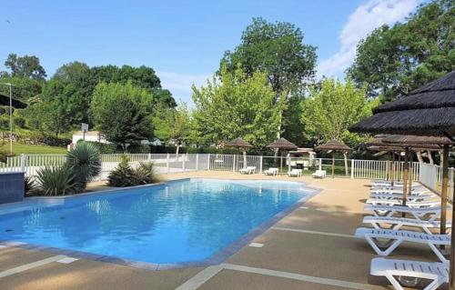 Peldbaseins, Mobil-home 4pers avec terrasse in Saint-Antoine-de-Breuilh