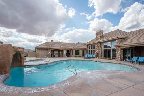 Dixie Red Rock Retreat l Spacious & Stylish Getaway