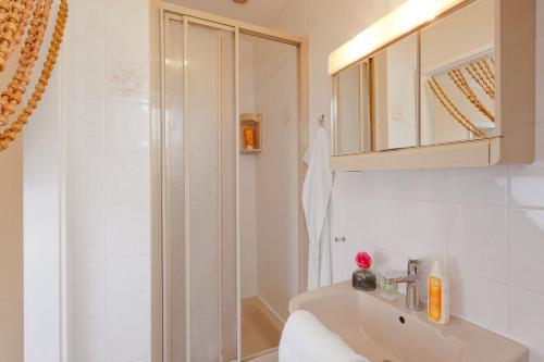 Four-Bedroom Apartment with Terrace image 10
