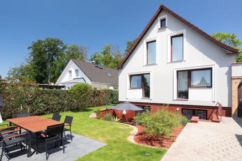 Four-Bedroom Apartment with Terrace image 4