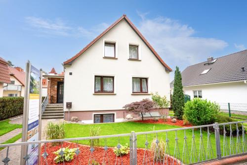 Four-Bedroom Apartment with Terrace image 1