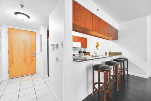 Ocean View Exquisite 1 BR Condo with Free Parking in Miami, USA