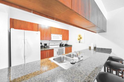 Ocean View Exquisite 1 BR Condo with Free Parking in Miami, USA