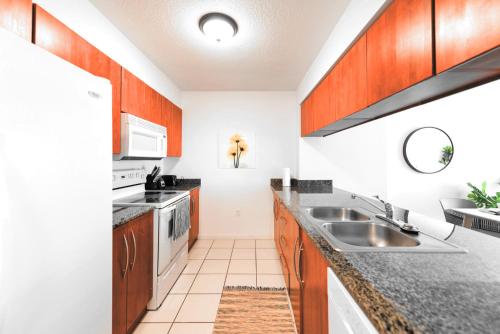 Ocean View Exquisite 1 BR Condo with Free Parking in Miami, USA